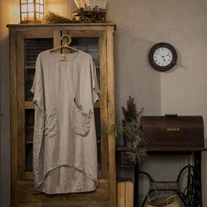 Loose linen dress artist with two patch pockets | pullover dress