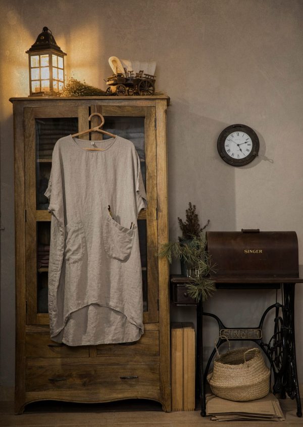 Loose linen dress artist with two patch pockets | pullover dress