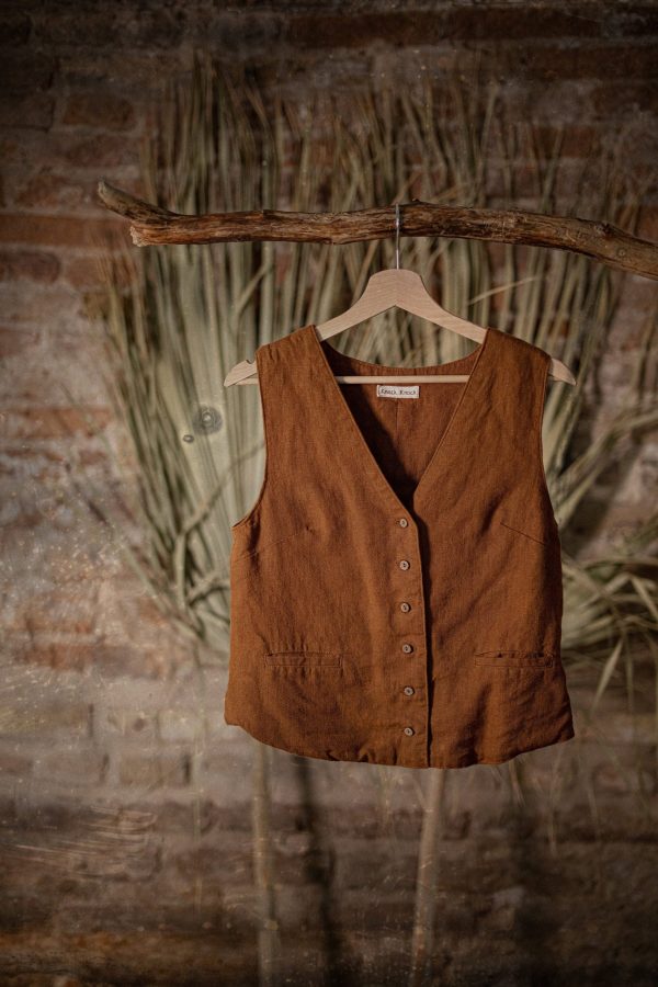 Buttoned linen waistcoat photographer with a boxy fit, two welt pockets and a simple slit at the back | bohemian vest