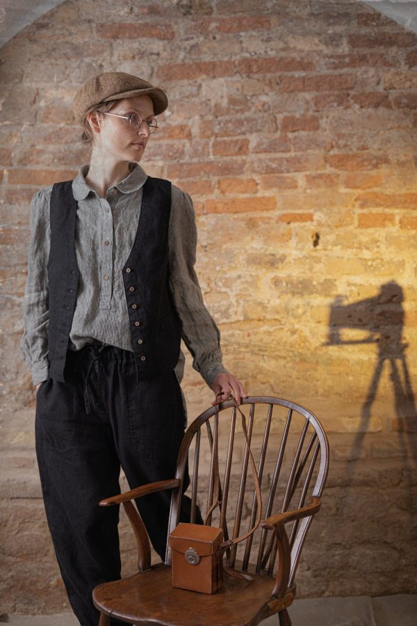 Baggy linen pants illustrator  | tapered pants with a high waist