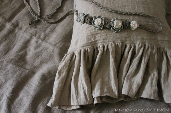 Set of 2 linen pillowcases with large ruffles