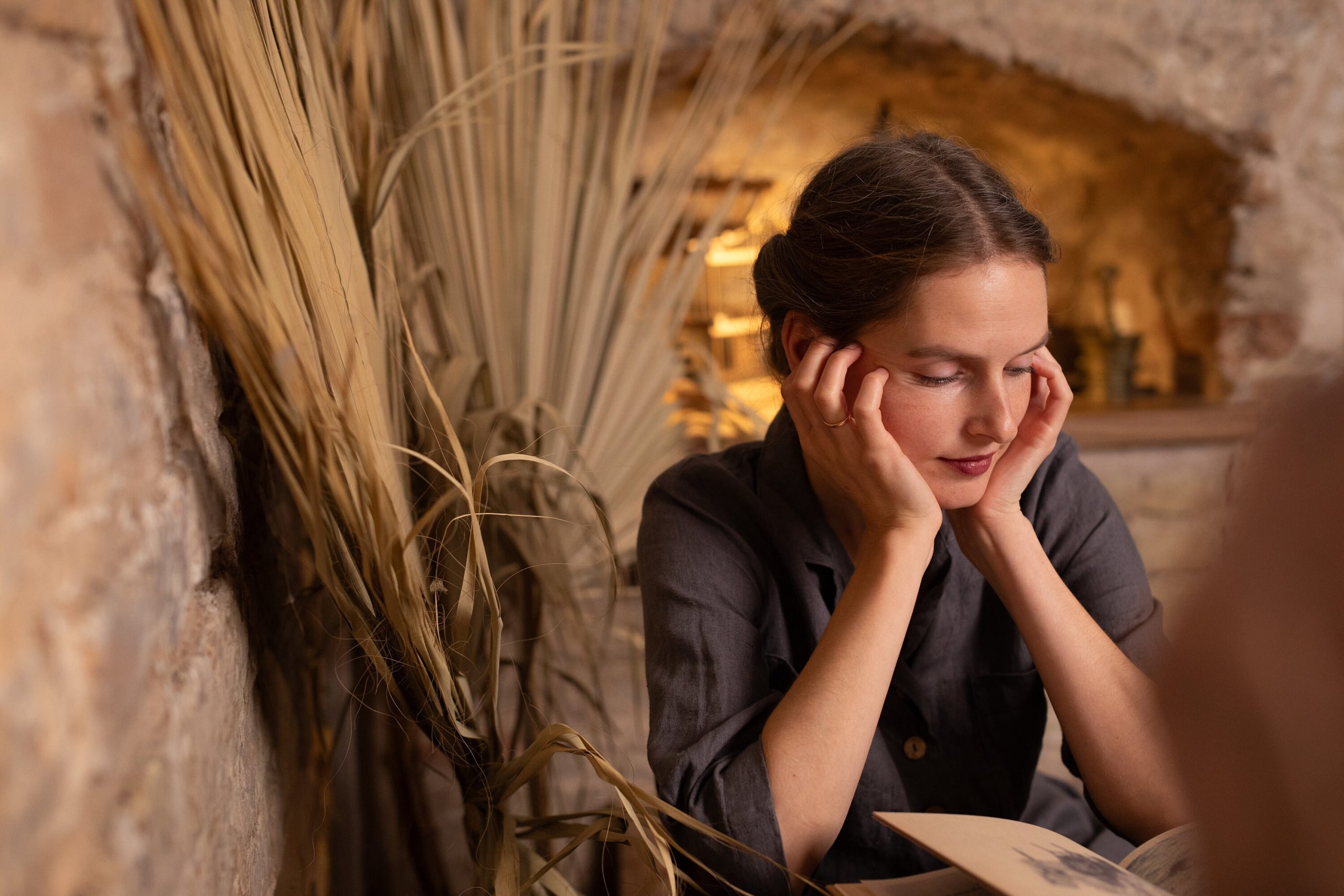 1940s style buttoned linen dress with pockets and 3/4 sleeves - Image 3