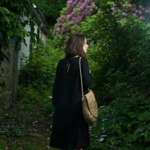 Linen dress with long sleeves and a tie closure at the back