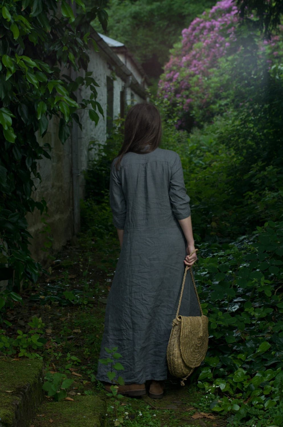 Retro style v-neck linen dress in a custom length - Image 2