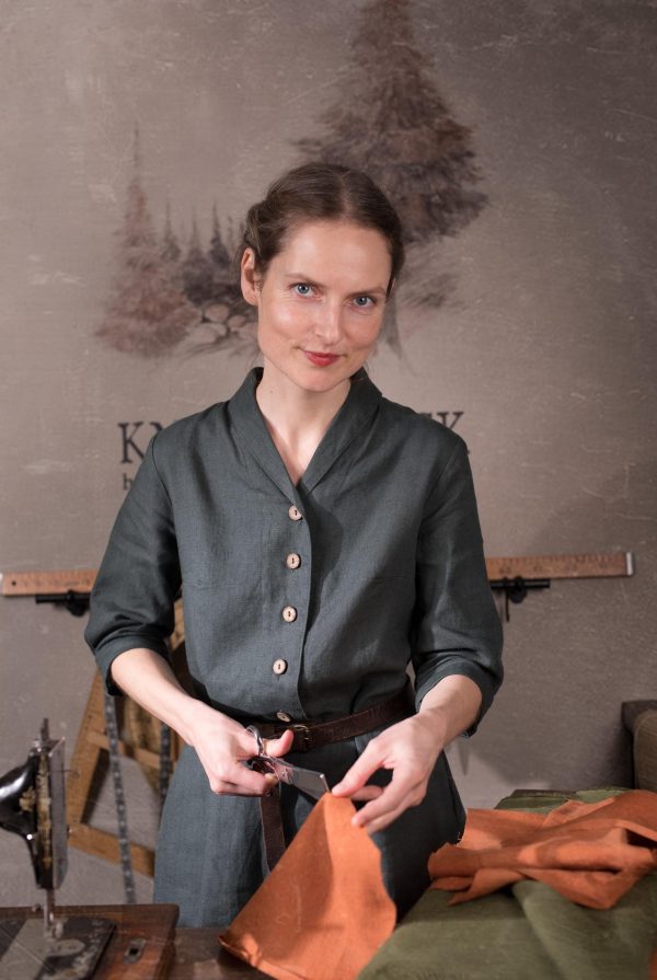 V-neck linen retro dress with pockets and tie belt