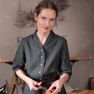 V-neck linen retro dress with pockets and tie belt