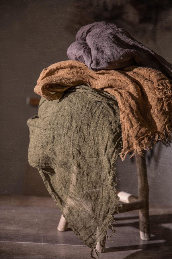 Linen scarf with a soft fringe