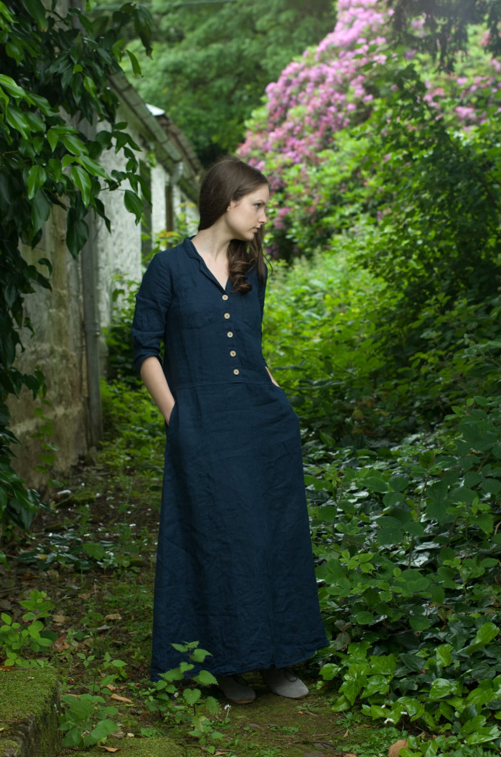 Retro style v-neck linen dress in a custom length - Image 3