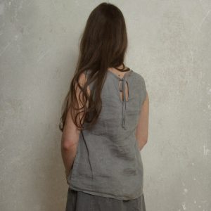 Sleeveless linen blouse poet | a summer linen top